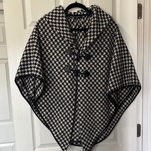 Houndstooth Toggle Poncho Cape - Black & White